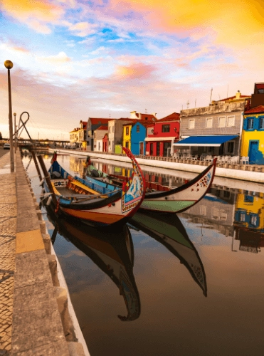 Vista de uma zona ribeirinha em Portugal