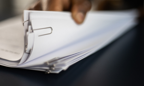 Pessoa assinando documento para obtenção do NIF em Portugal à distância