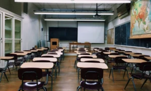 Crianças a aprender numa sala de aula, representando o acolhedor Sistema de Ensino em Portugal